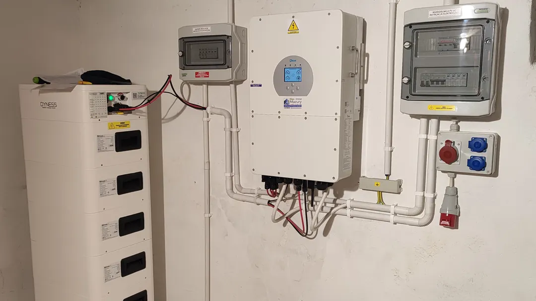 Magazyn energii z falownikiem hybrydowym i zabezpieczeniami - Ekoinstal Mazury Magazyn energii z falownikiem hybrydowym i zabezpieczeniami - Ekoinstal Mazury